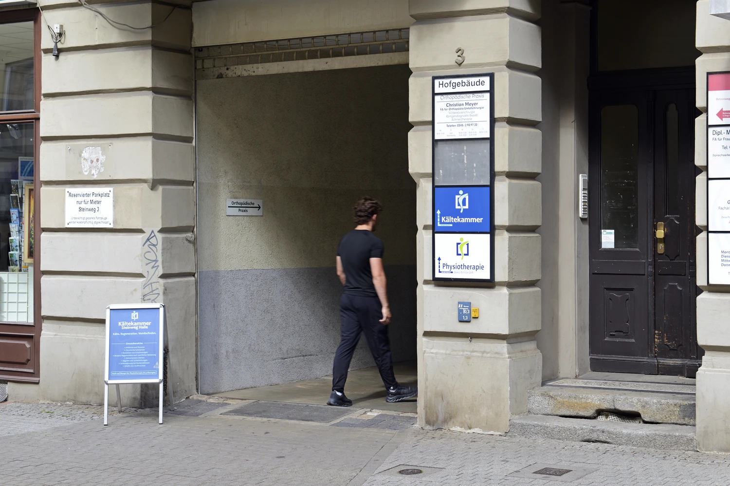 Physiotherapie Saskia Schröck GbR - Kältekammer Steinweg Halle - Hierbei handelt es sich um eine Ganzkörper-Kryotherapiekammer.
