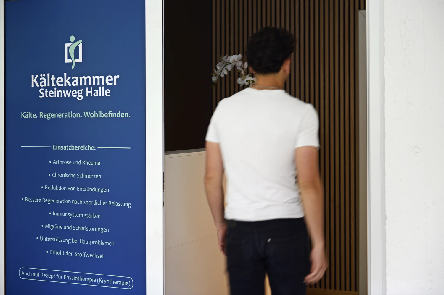 Physiotherapie Saskia Schröck GbR - Kältekammer Steinweg Halle - Dieses Bild zeigt ein Hinweisschild für die Kältekammer Steinweg Halle, ein Kryotherapiezentrum in Halle.
