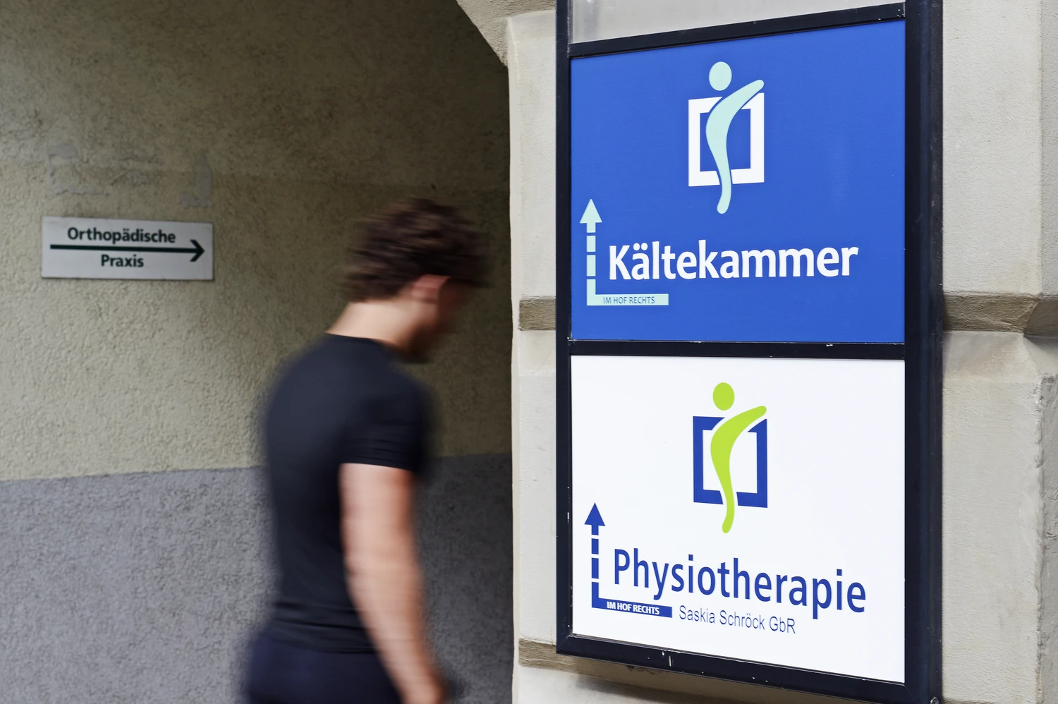 Physiotherapie Saskia Schröck GbR - Kältekammer Steinweg Halle - Dieses Bild zeigt ein Hinweisschild für die Kältekammer Steinweg Halle, ein Kryotherapiezentrum in Halle.