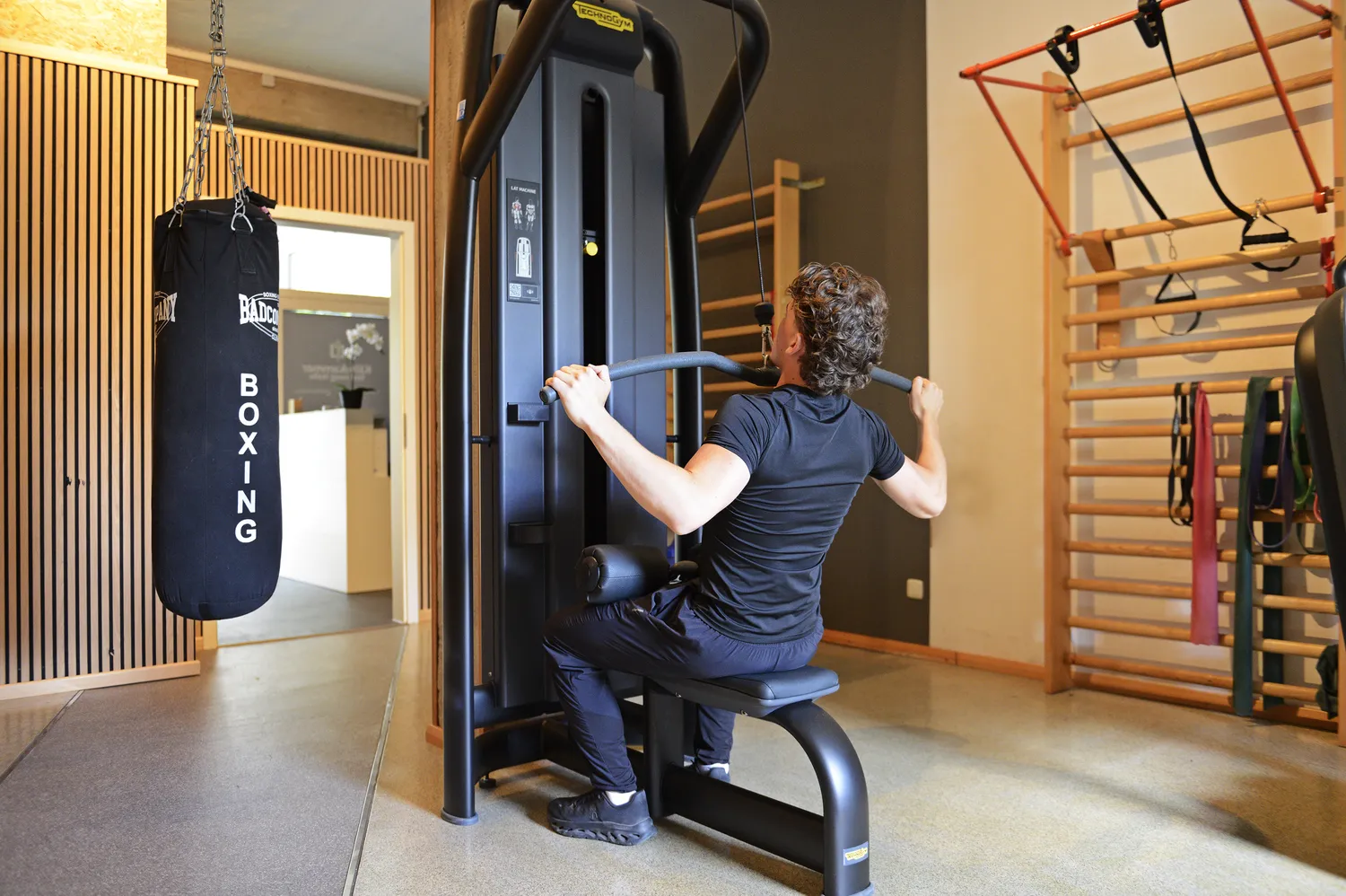 Physiotherapie Saskia Schröck GbR - Kältekammer Steinweg Halle - Mann macht Sport